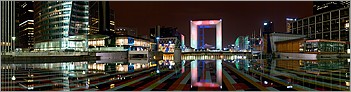 Panoramique de la grande Arche de la Défense et son reflet (CANON 10D + EF 17-40 L)