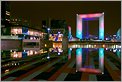 Grande Arche de la Défense se reflétant dans la fontaine (CANON 20D + EF 17-40 L)