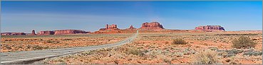 Monument Valley (Navajo Tribal Park) Eagle Mesa, Sentinel Mesa & the Big Indian Castle Butte en vue panomarique réalisée avec CANON 5D + EF 100 macro F2,8