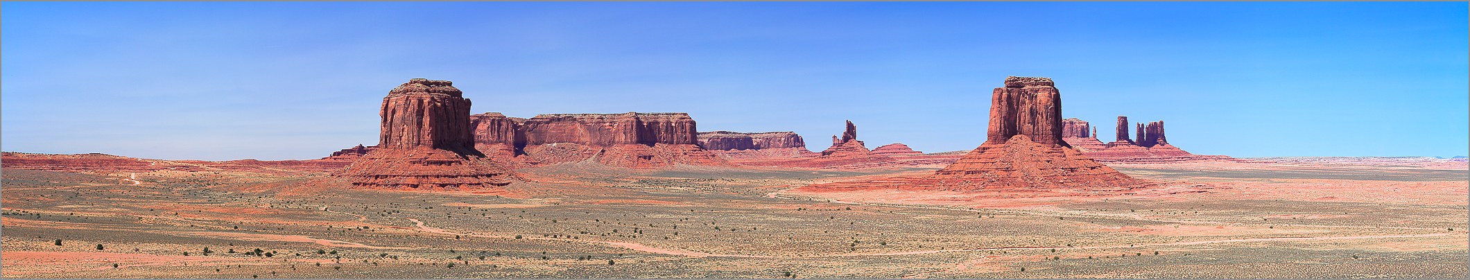 Monument Valley (Navajo Tribal Park) en vue panomarique réalisée avec CANON 5D + EF 100 macro F2,8