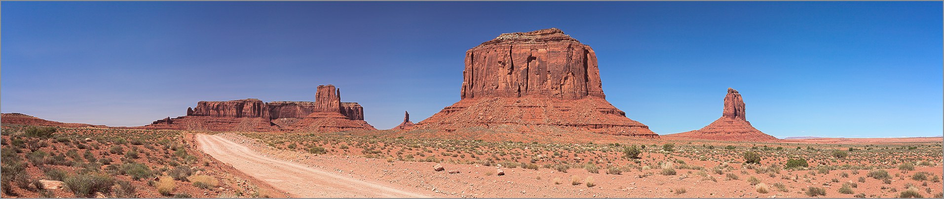 Monument Valley (Navajo Tribal Park) en vue panomarique réalisée avec CANON 5D + EF 50mm F1,4