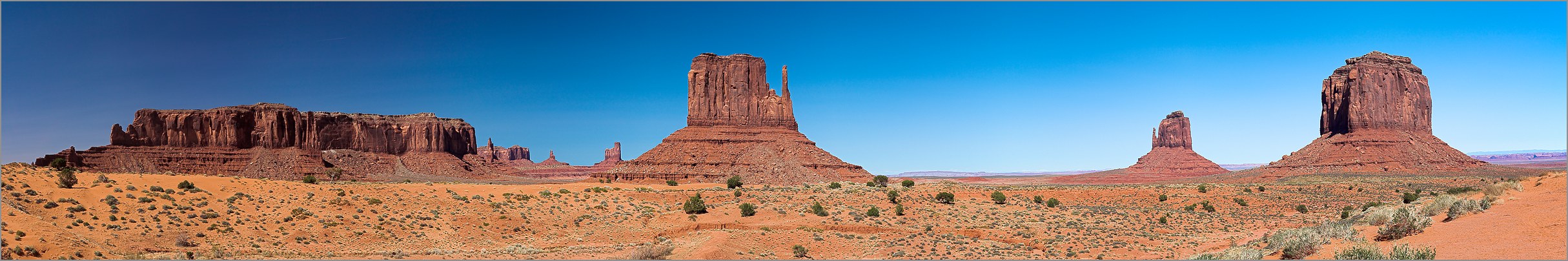 Monument Valley (Navajo Tribal Park) en vue panomarique réalisée avec CANON 5D + EF 50mm F1,4