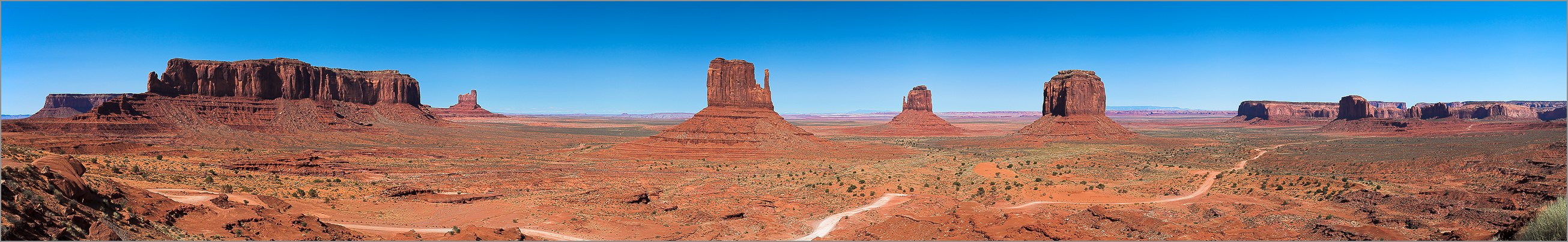 Monument Valley (Navajo Tribal Park) en vue panomarique réalisée avec CANON 5D + EF 50mm F1,4