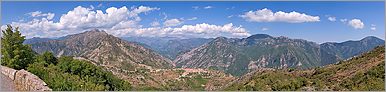 Vue panoramique sur le village d'Utelle (CANON 10D + EF 17-40 L)